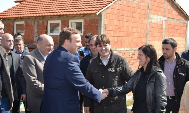 Премиерот Димитриев ја пресече црвената лента на новоасфалтираните улици „Февруарски поход“ и „13 Македонска бригада“