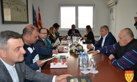 Новинарот Герасимов подари дел од своите авторски изданија на училишните библиотеки
