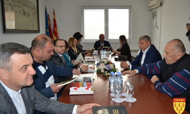 Новинарот Герасимов подари дел од своите авторски изданија на училишните библиотеки