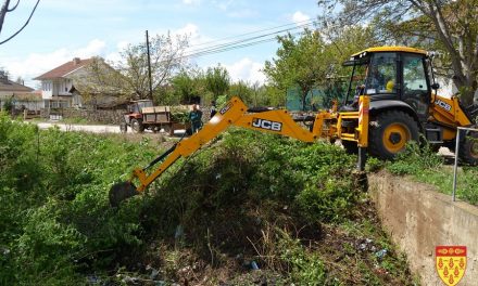 Механизација на „Водовод“ го расчистува коритото на Трканска Река