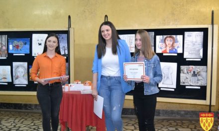 Младите од Кочани со изложба на цртежи за трговија со луѓе
