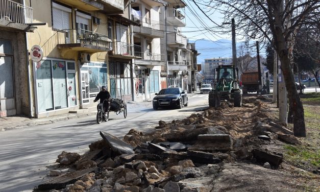 Почна уредувањето на тротоарите во Кочани