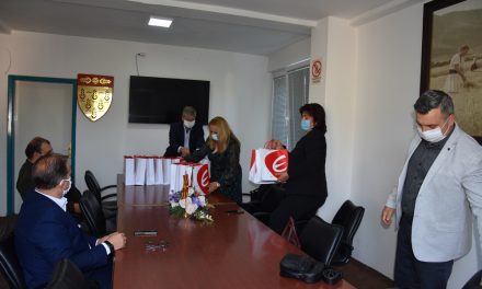Училиштата ја примија донацијата од таблети за социјално ранливи ученици од Кочани