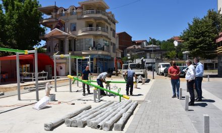 Се поставуваат реквизити на новото детско игралиште во Трговскиот центар