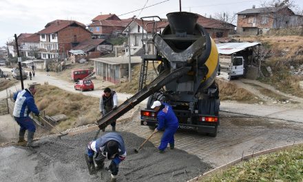 Се бетонираат улици во Ромското Маало во Кочани