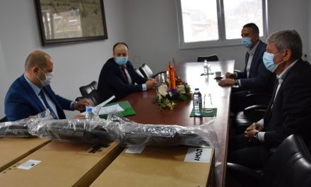 НЛБ Банка донираше девет компјутери за ученици во социјален ризик