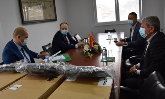 НЛБ Банка донираше девет компјутери за ученици во социјален ризик