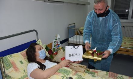 Градоначалникот на Општина Кочани го посети првото новороденче во 2022 во Кочани