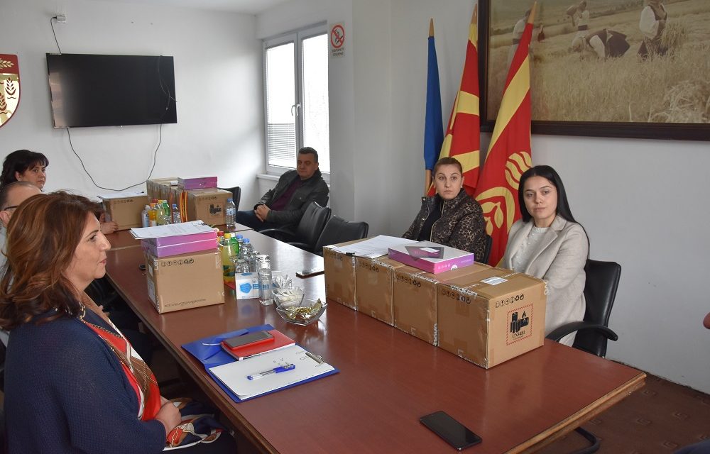 Основните училишта добија 65 нови таблети за настава
