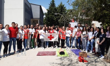 ЛМС – Кочани и Црвен крст реализираа показна вежба за укажување на прва помош за младата популација