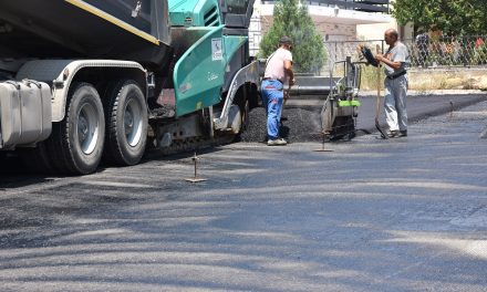 Се асфалтира новиот дел од улицата „Роза Петрова“