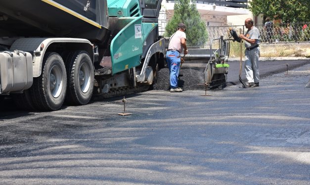 Се асфалтира новиот дел од улицата „Роза Петрова“