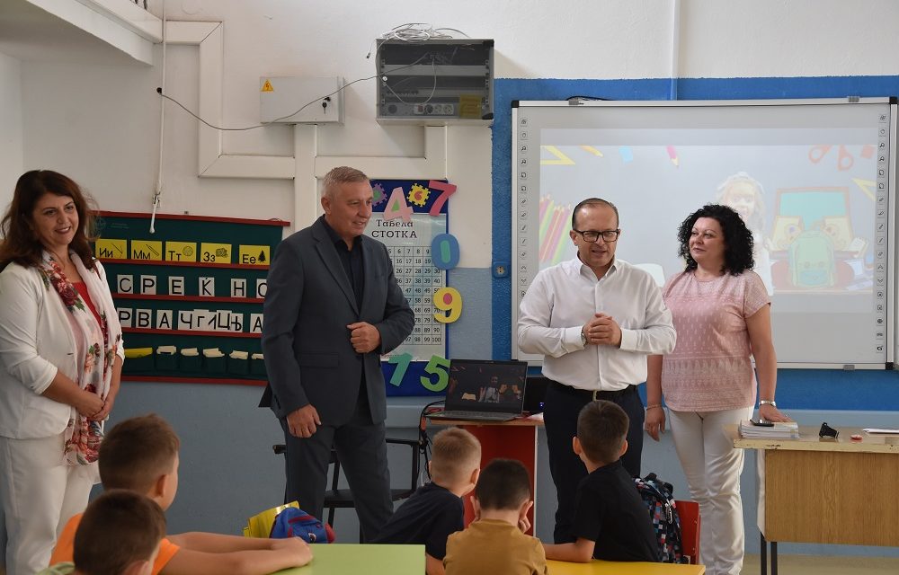 Пакети со училишен прибор за сите првоодделенци во Кочани