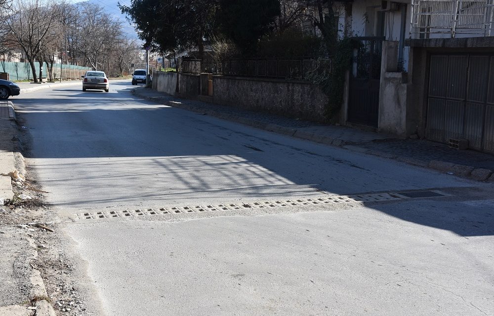Поставени нови сливни решетки на атмосферска канализација на повеќе локации во градот
