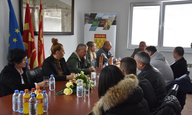 Градоначаникот Љупчо Папазов на средба со крводарителите од Кочани