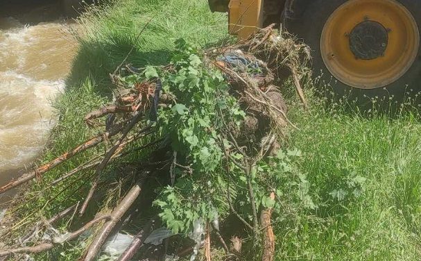 КЈП „Водовод“ го отстранува дефектот на водоводната мрежа – надојдената вода го отежнува работењето