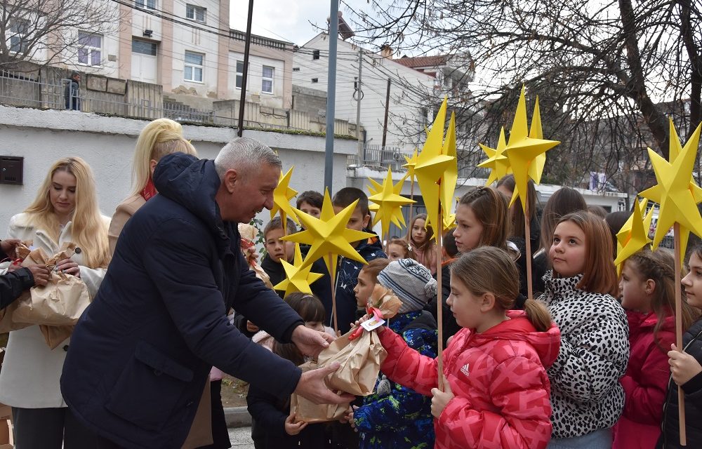 Бадникова поворка низ кочанските улици во пресрет на Божиќ