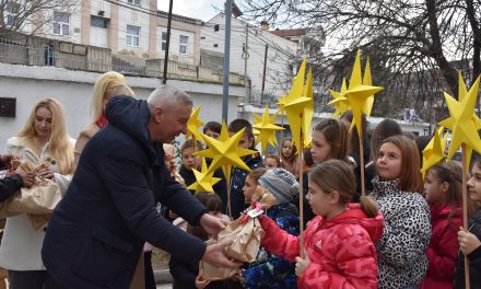 Бадникова поворка низ кочанските улици во пресрет на Божиќ