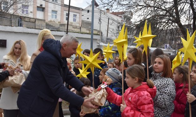 Бадникова поворка низ кочанските улици во пресрет на Божиќ