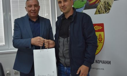 Средба на градоначалникот Љупчо Папазов со планинарот што го искачи врвот Аконкагва – Зоран Николов