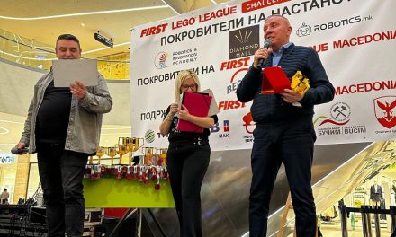 Градоначалникот на Општина Кочани Љупчо Папазов доби плакета за поддршка на развојот на роботиката