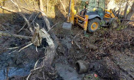 Екипи од КЈП „Водовод“ и Општина Кочани ја санираат состојбата во Кочански Дол